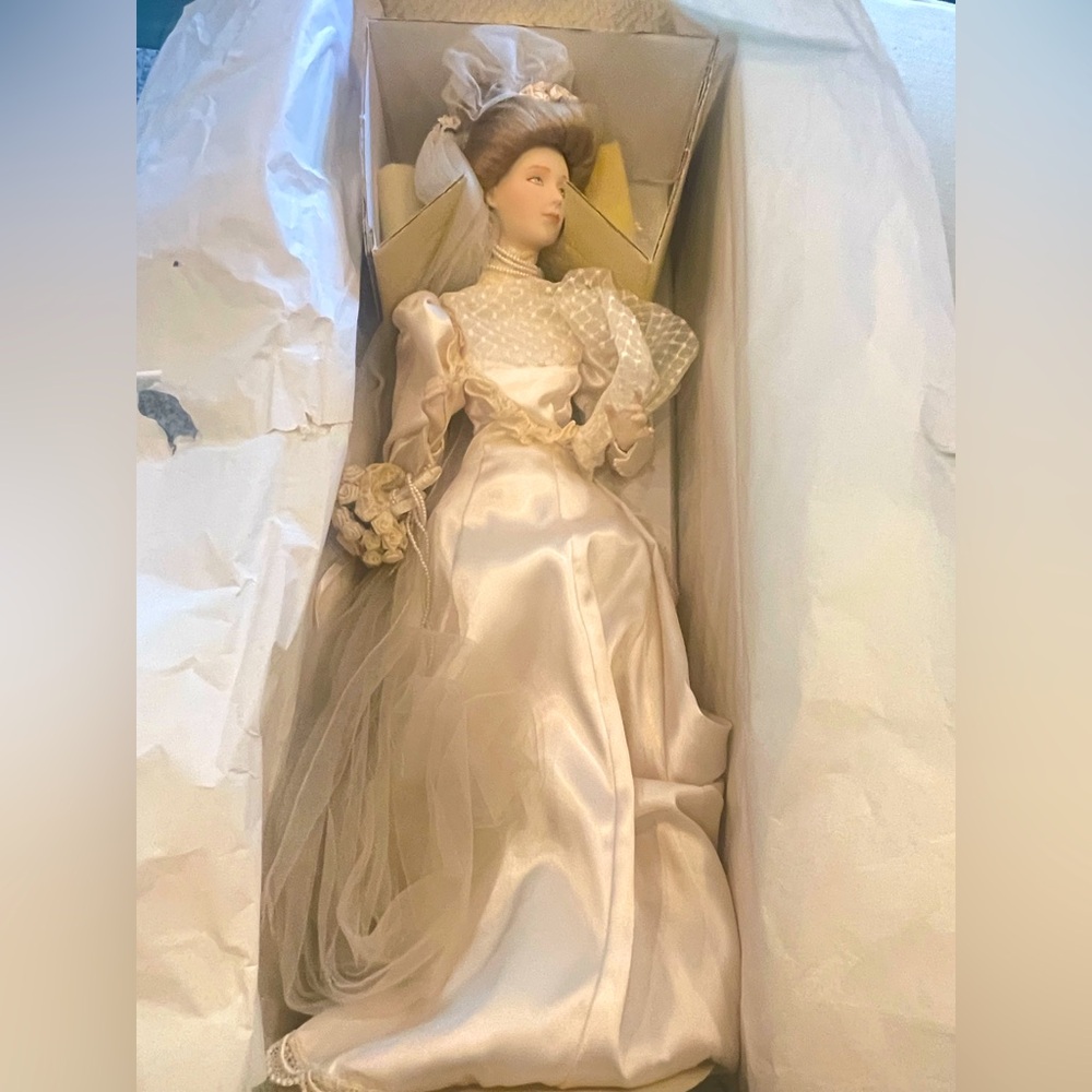 Franklin Mint 22" Heirloom Gibson Girl
Bride Porcelain Doll 1988 w/ box